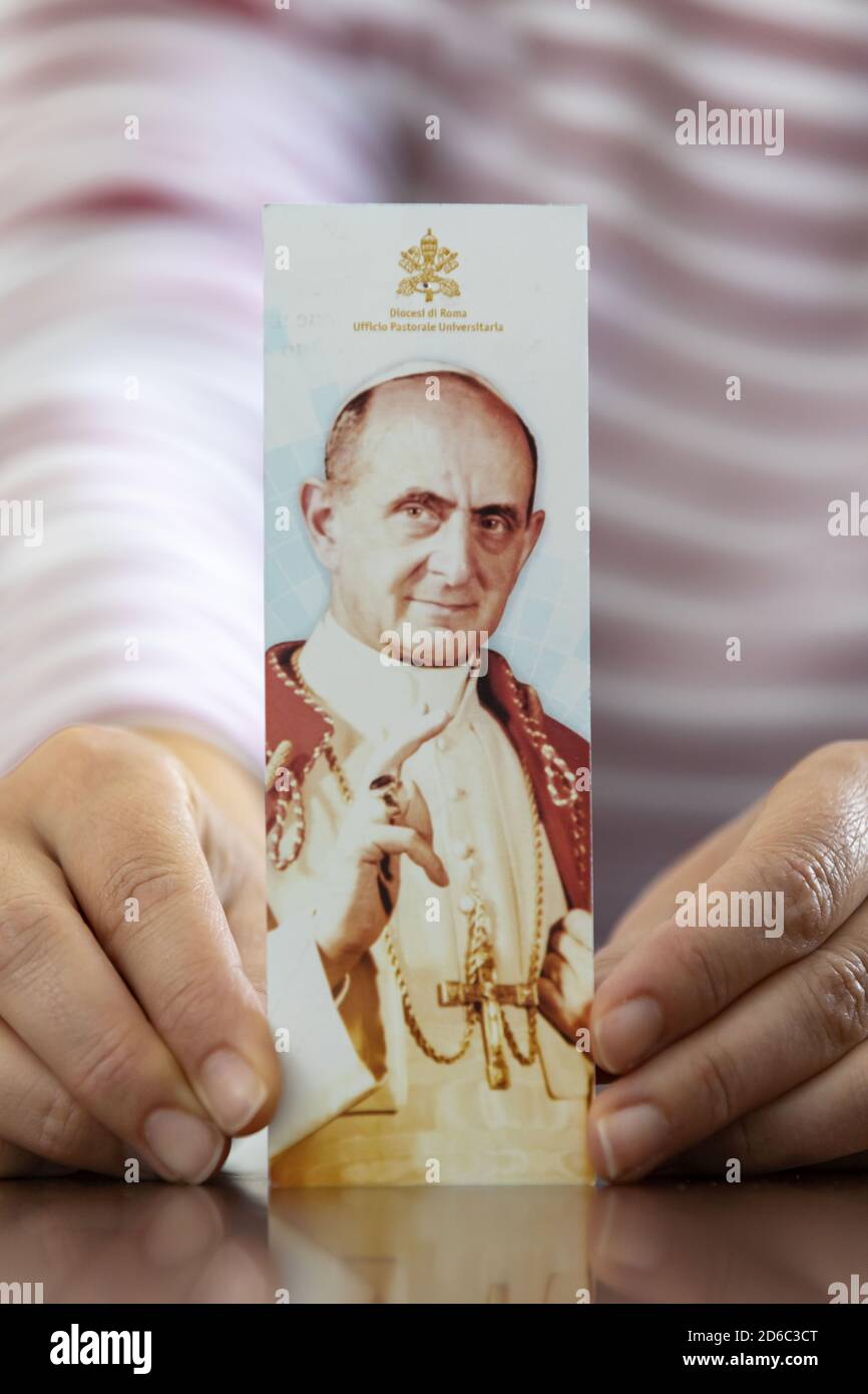 Porträt des italienischen Papstes Paul VI. Auf einem Dokument der Pastorale Universitaria (Büro) des Vikariats von Rom. Hier in den Händen des Gläubigen Stockfoto