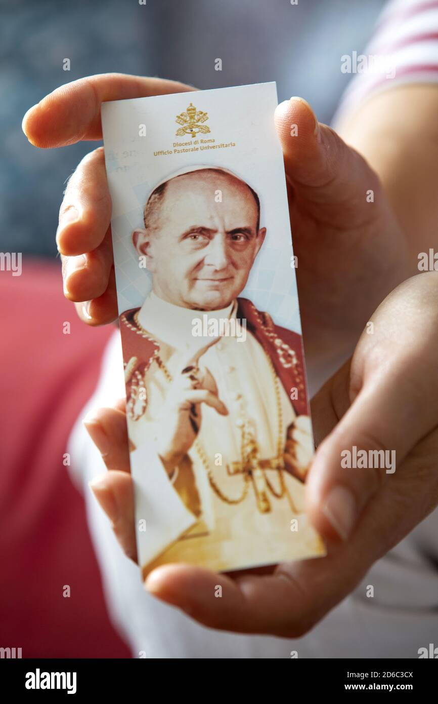 Porträt des italienischen Papstes Paul VI. Auf einem Dokument der Pastorale Universitaria (Büro) des Vikariats von Rom. Hier in den Händen des Gläubigen Stockfoto