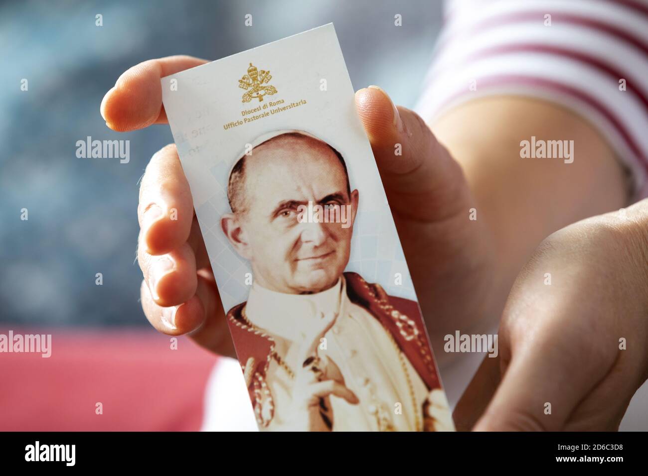 Porträt des italienischen Papstes Paul VI. Auf einem Dokument der Pastorale Universitaria (Büro) des Vikariats von Rom. Hier in den Händen des Gläubigen Stockfoto
