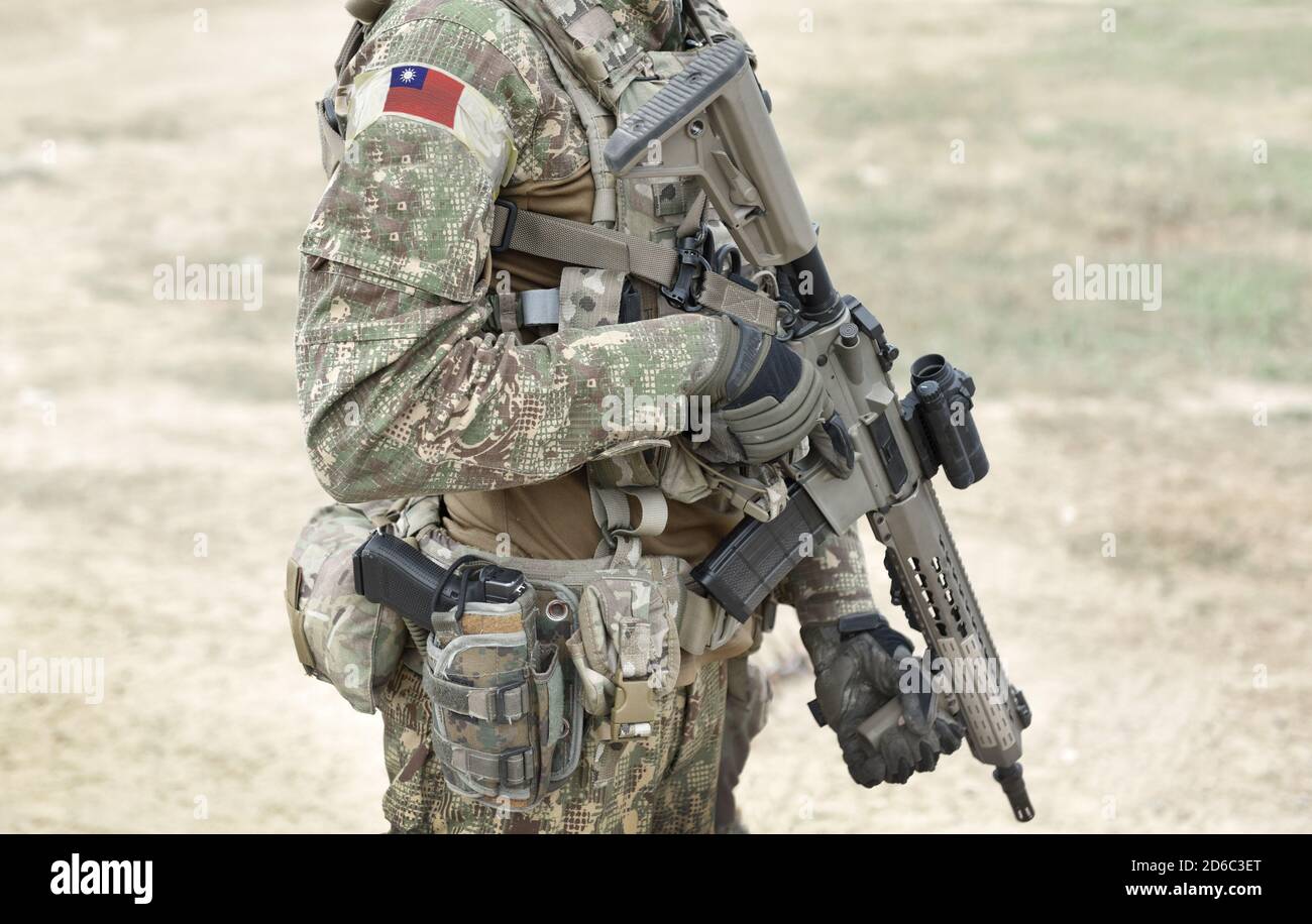 Soldat mit Sturmgewehr und Flagge Taiwans auf Militäruniform. Collage. Stockfoto