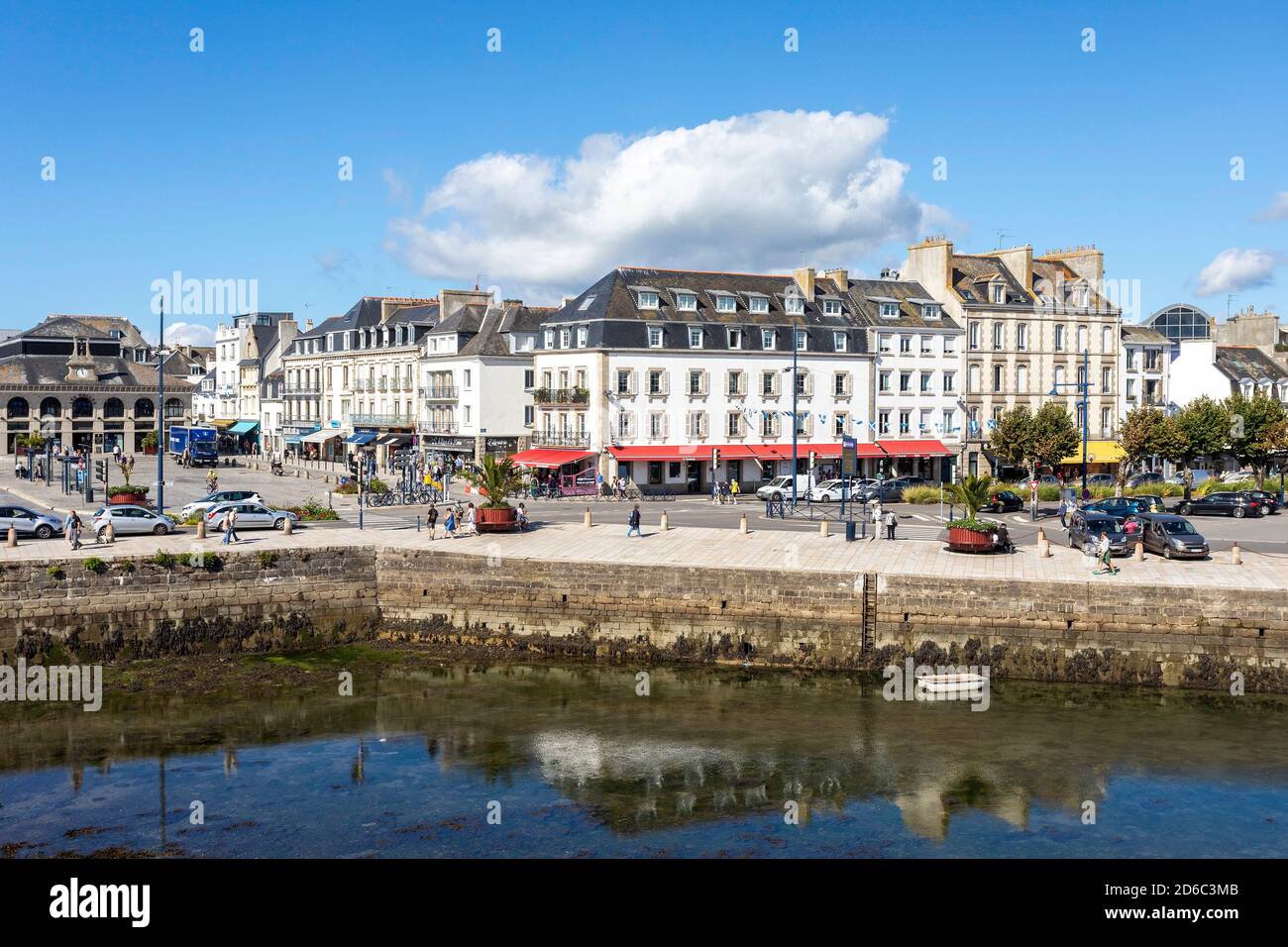 Concarneau (Bretagne, Nordwestfrankreich): Überblick über den Place Jean Jaures und die Kais im Stadtzentrum Stockfoto