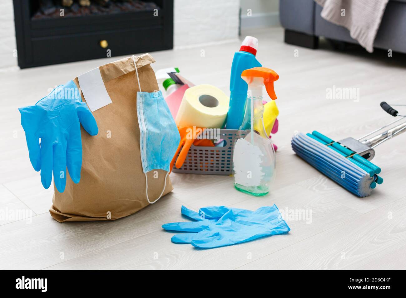 Hygiene gegen Viren und Bakterien Konzept, Hand Desinfektionsmittel Flasche innerhalb Lieferung Paket Symbol sehr begehrt Produkte in Zeiten des selbst Stockfoto