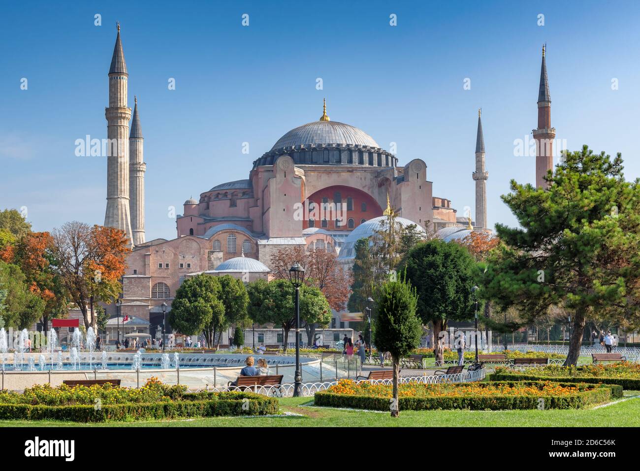 Hagia Sophia im sonnigen Herbsttag vom Sultanahmet Park in Istanbul, Türkei Stockfoto