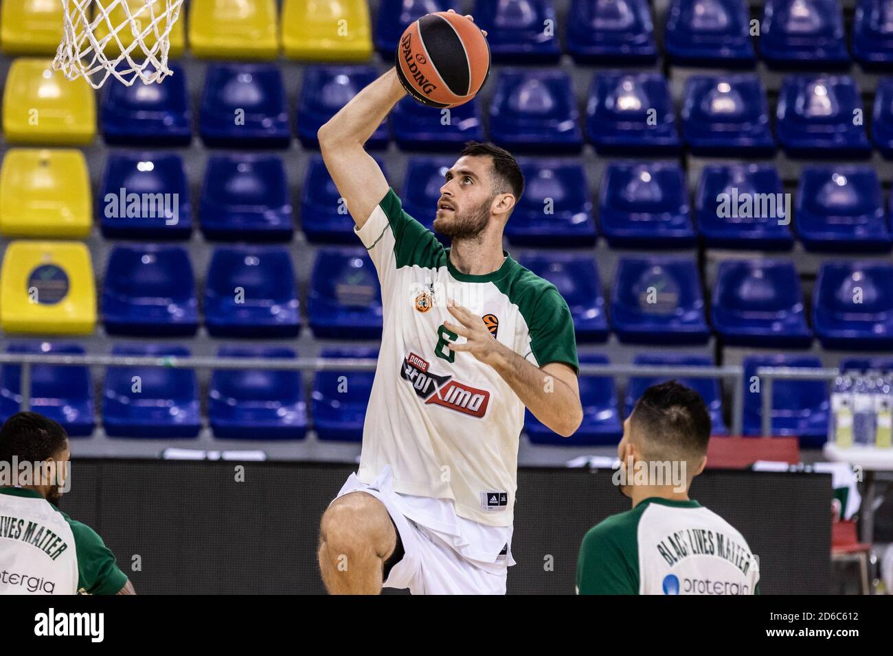 Eorgios Papagiannis von Panathinaikos OPAP erwärmt sich vor den Türken Airlines EuroLeague Basketballspiel zwischen FC Barcelona und Panathinaikos O Stockfoto