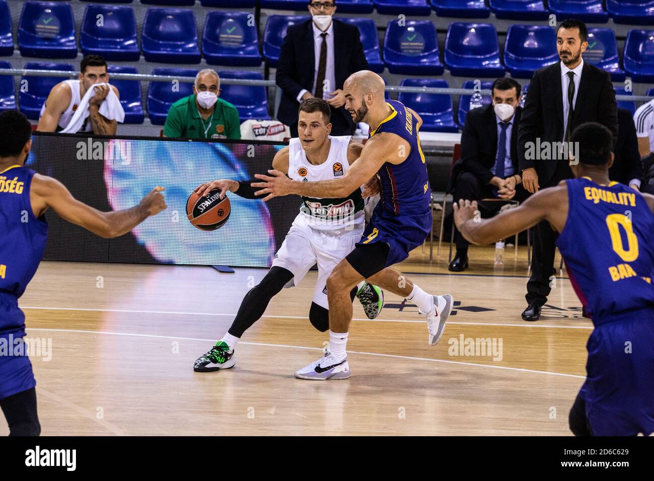 Emanja Nedovic von Panathinaikos OPAP und Nick Calathes vom FC Barcelona während des EuroLeague-Basketballspiels der Turkish Airlines zwischen dem FC Barcelona A Stockfoto