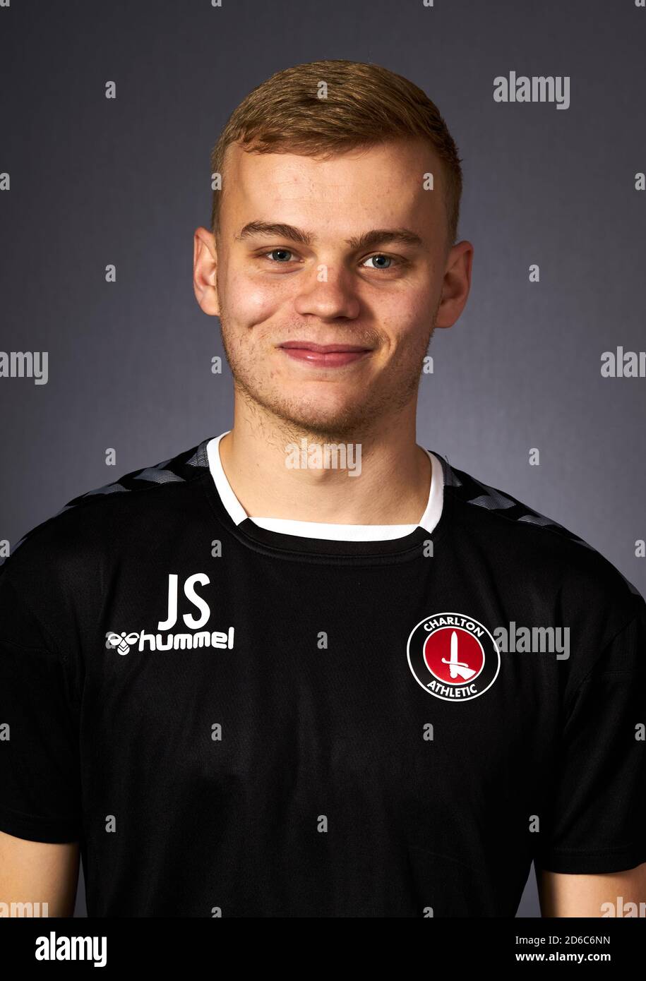 Charlton Athletic's James Simmons (Kit Assistant) während einer Fotoanlagestie auf dem Clubs Training Ground, London. Stockfoto