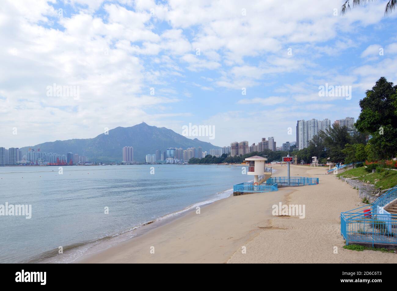 Ein beliebter Strand in Hongkong ist während der COVID-19 Pandemie geschlossen und ohne Menschen, 16. Oktober 2020 (Golden Beach, Tuen Mun) Stockfoto