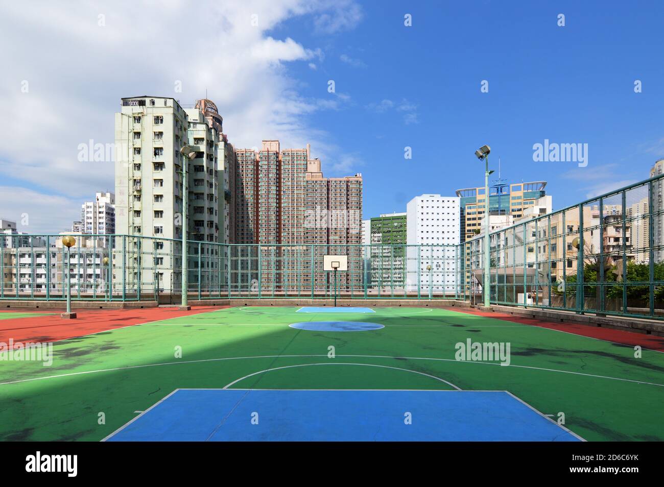 Basketballplatz auf dem Dach des kommerziellen Komplexes, Hongkong Stockfoto
