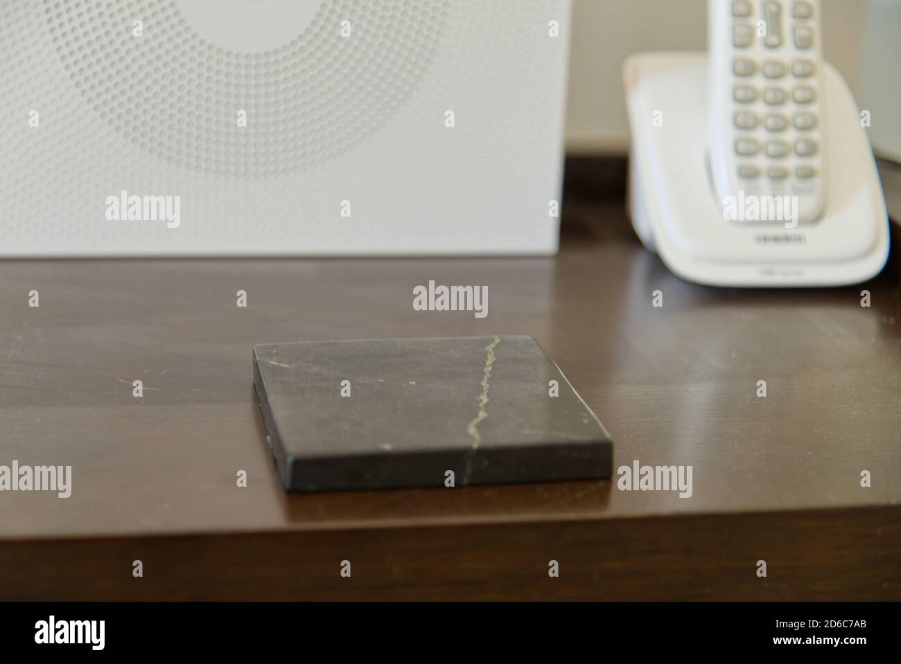 Ein Schungit-Stein zum Schutz vor elektromagnetischem Feld ( EMF ) Stockfoto