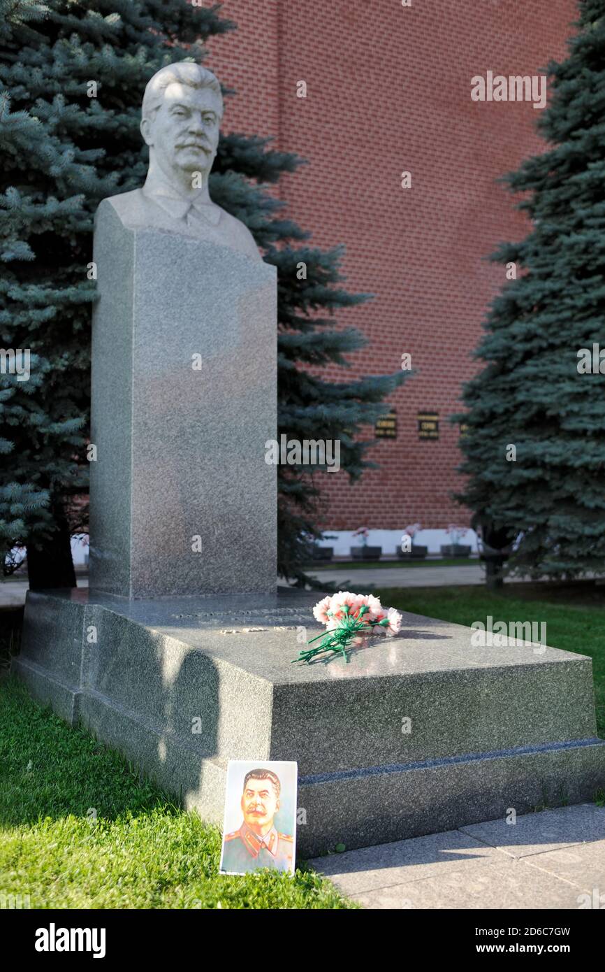 = Stalins Porträt am Grab des Führers der UdSSR - Links Winkelansicht = das Porträt des Führers der Sowjetunion, Josef Stalin (Iosif Dschugaschwili) a Stockfoto