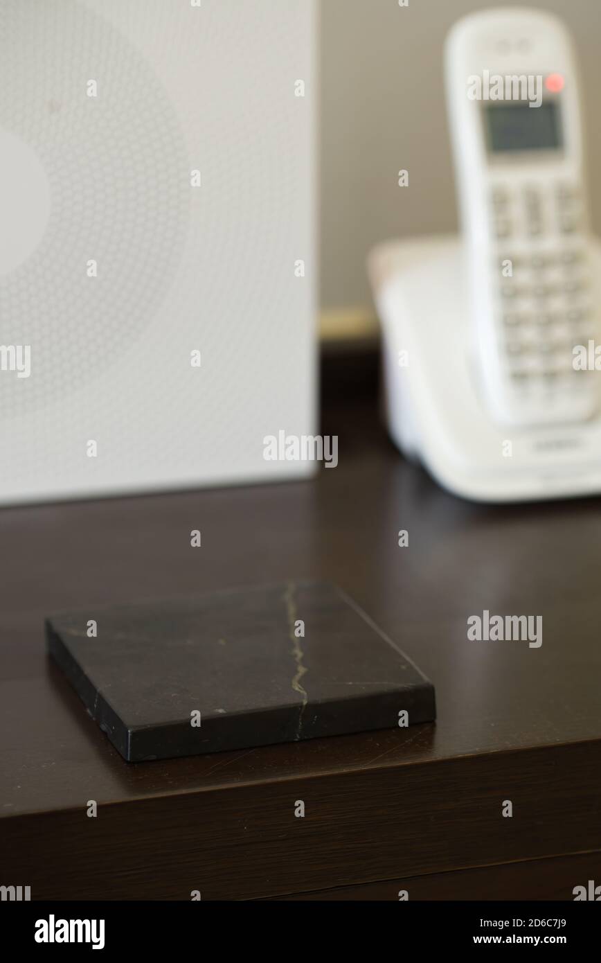 Ein Schungit-Stein zum Schutz vor elektromagnetischem Feld ( EMF ) Stockfoto