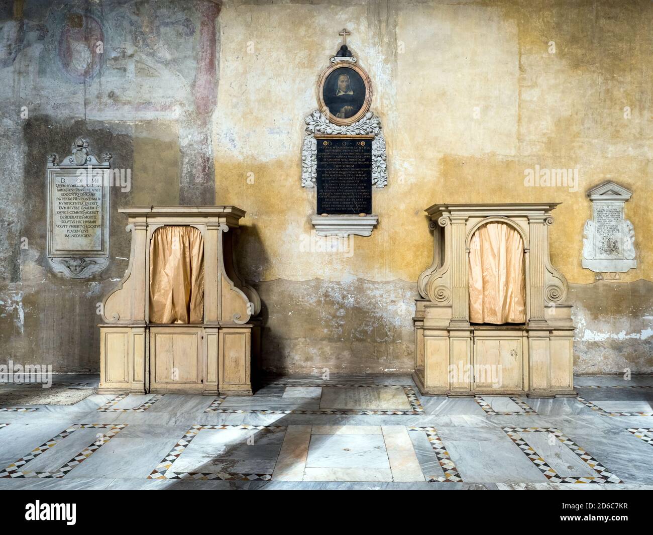 Beichtstühle in der Basilika Santa Sabina auf dem Aventin - Rom, Italien Stockfoto