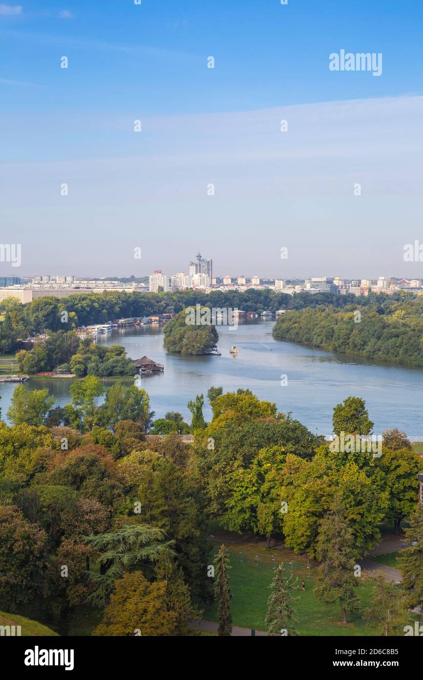 Serbien, Belgrad, Blick auf den Zusammenfluss von Save und Donau mit Genex-Turm in der Ferne Stockfoto