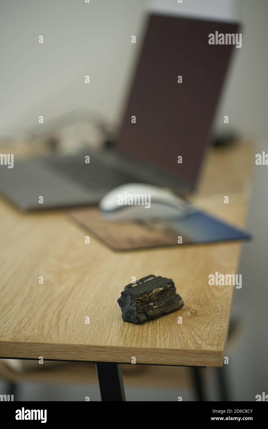Turmalin Stein in einem Büro zum Schutz gegen elektromagnetische Feld ( EMF ). Stockfoto