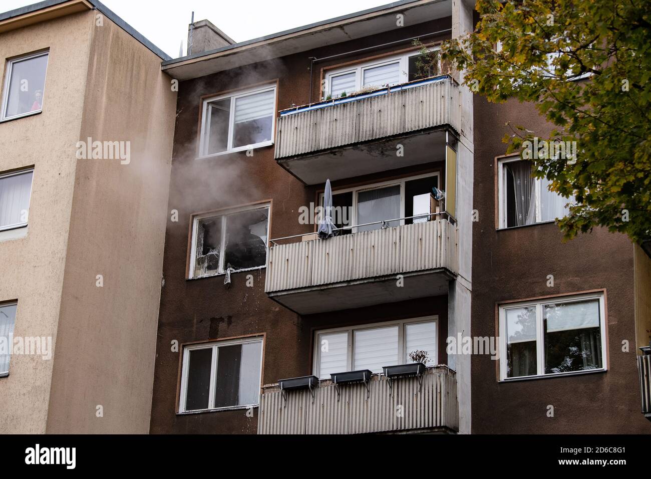 Berlin, Deutschland. Oktober 2020. Rauch steigt aus einer Wohnung in der Steinmetzstraße in Schöneberg auf. Aus noch unbekannten Gründen brach morgens in einer Wohnung in einem fünfstöckigen Gebäude ein Feuer aus. Die Mutter von zwei Kindern starb im Feuer. Eines der Kinder wurde wiederbelebt und mit einem Rettungshubschrauber in ein Krankenhaus geflogen. Das andere Kind erlitt eine schwere Rauchvergiftung und wurde ins Krankenhaus gebracht. Quelle: Paul Zinken/dpa-Zentralbild/dpa/Alamy Live News Stockfoto