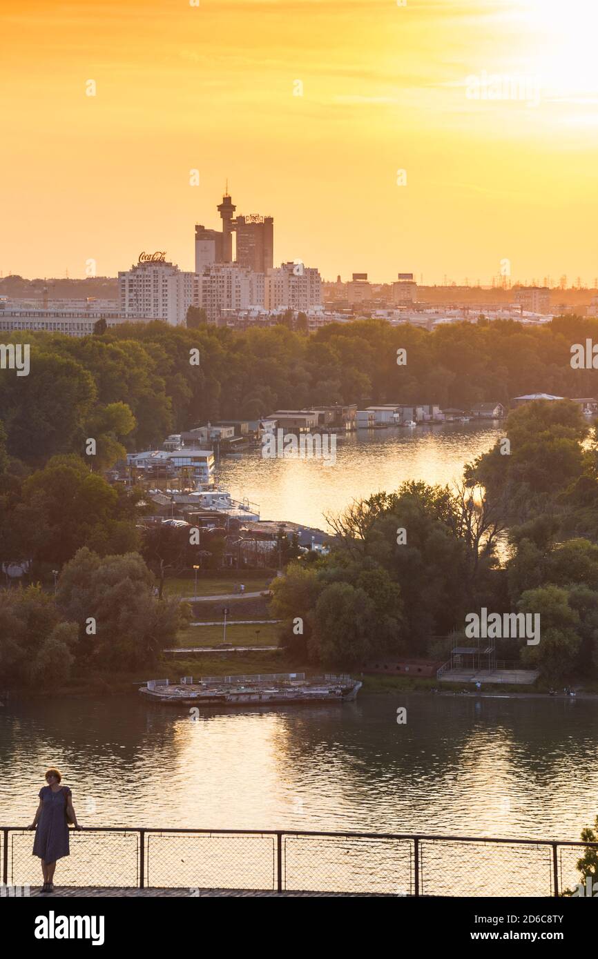 Serbien, Belgrad, Blick auf den Zusammenfluss von Save und Donau mit Genex-Turm in der Ferne Stockfoto