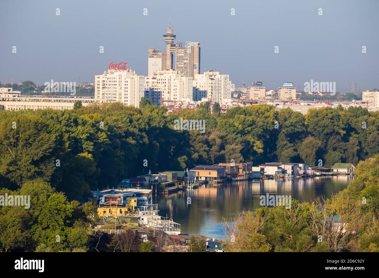 Serbien, Belgrad, Blick auf die Donau mit Genex Turm in der Ferne Stockfoto