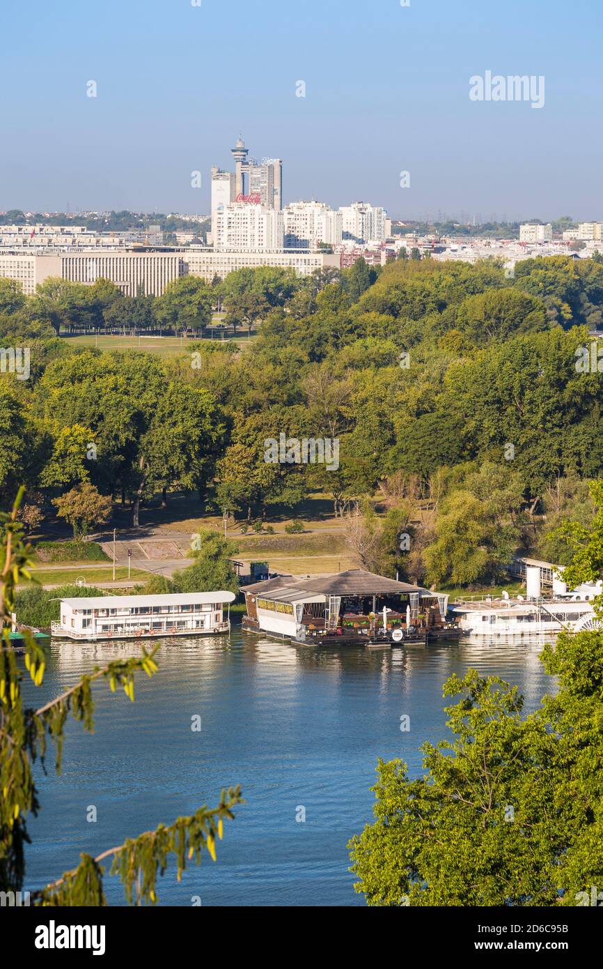 Serbien, Belgrad, Blick auf schwimmende Bars und Diskotheken auf dem Fluss Sava, und Neu Belgrad, mit Genex Turm in der Ferne Stockfoto