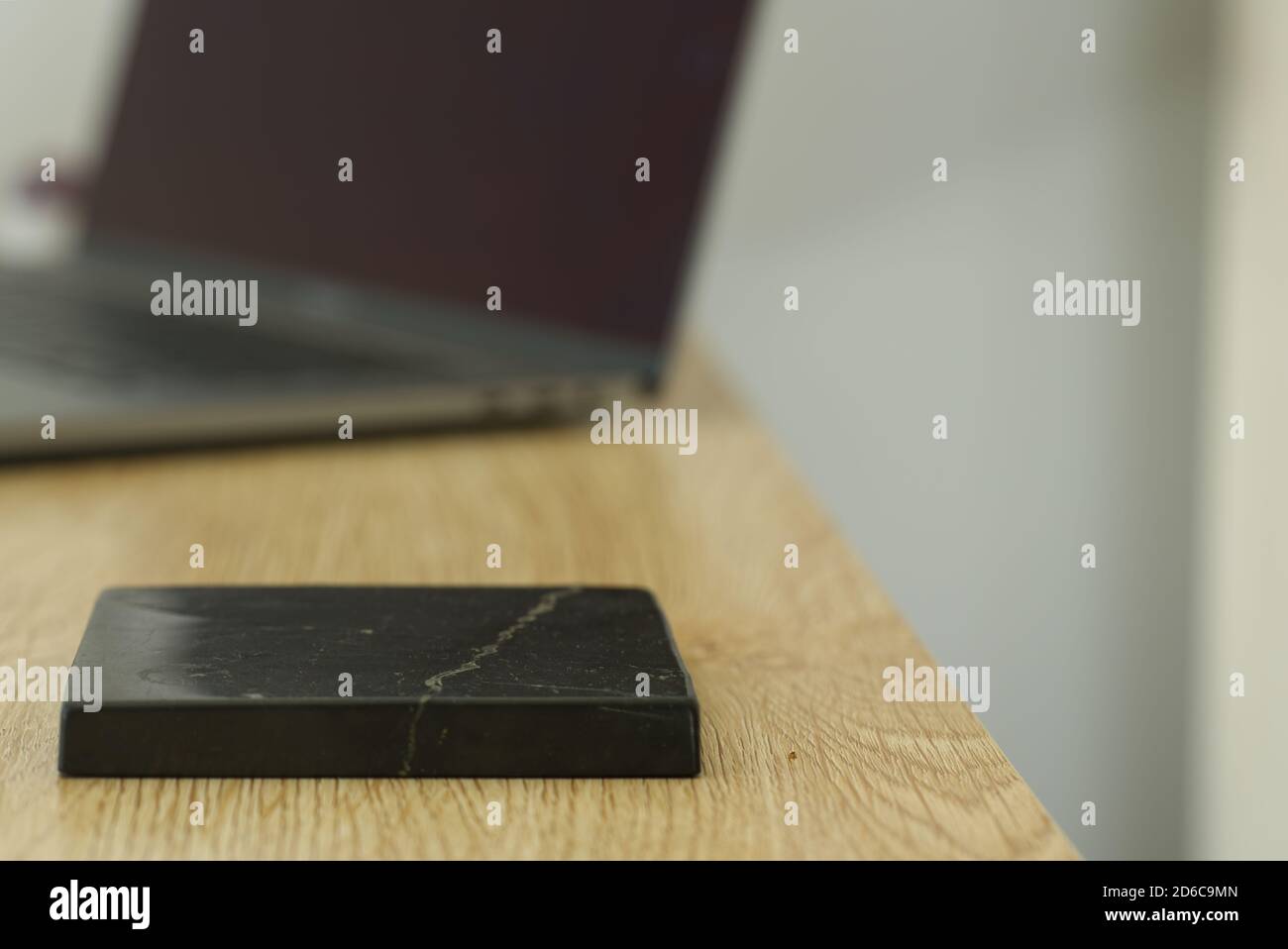 Ein Schungit-Stein zum Schutz vor elektromagnetischem Feld ( EMF ) Stockfoto