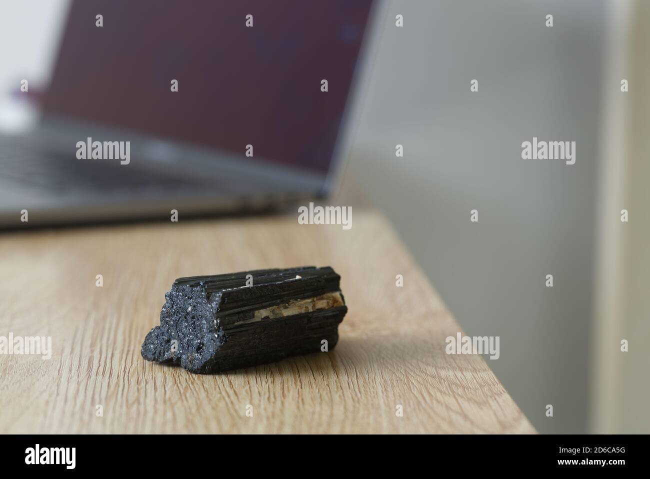 Turmalin Stein in einem Büro zum Schutz gegen elektromagnetische Feld ( EMF ). Stockfoto
