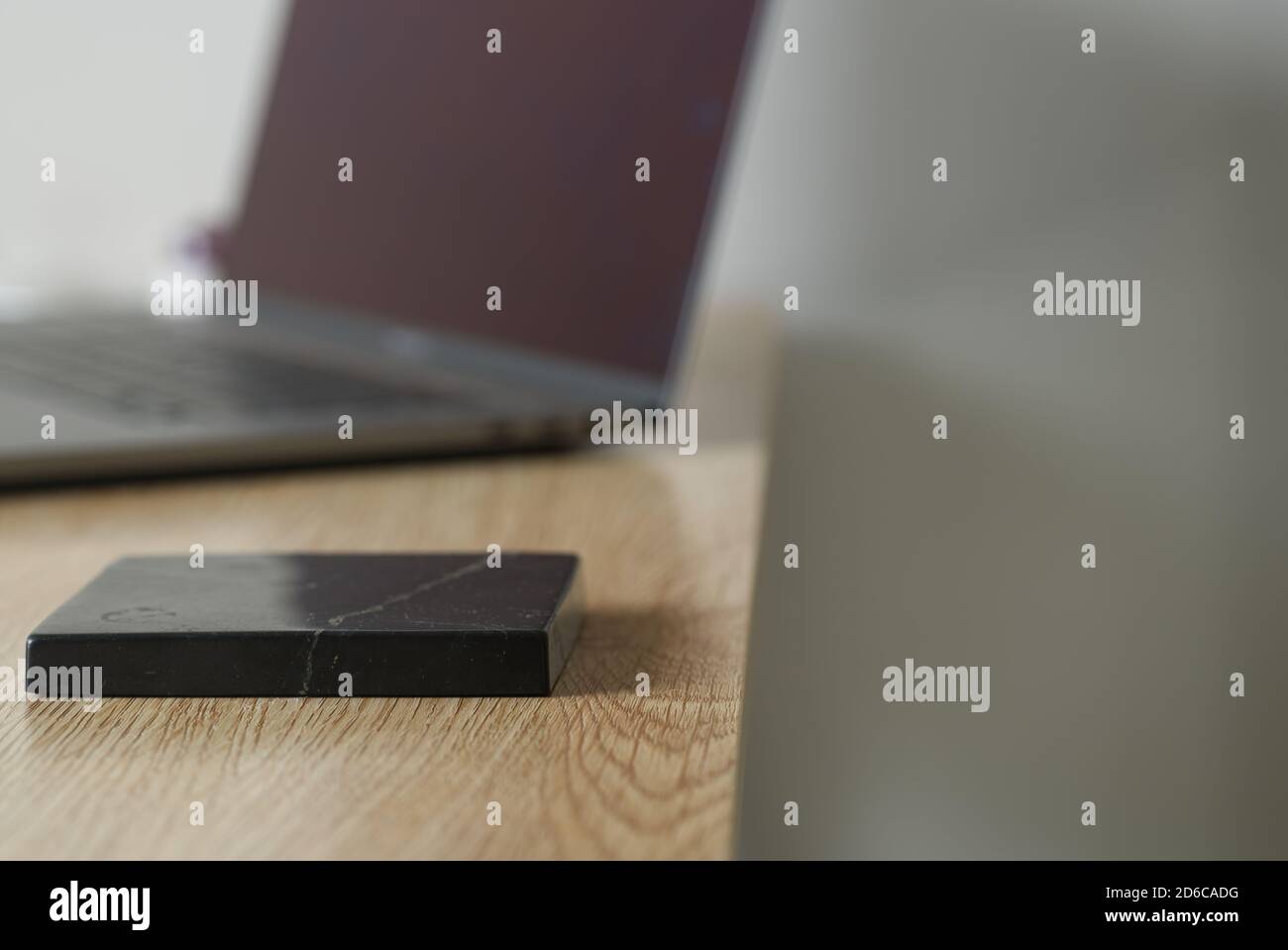 Ein Schungit-Stein zum Schutz vor elektromagnetischem Feld ( EMF ) Stockfoto