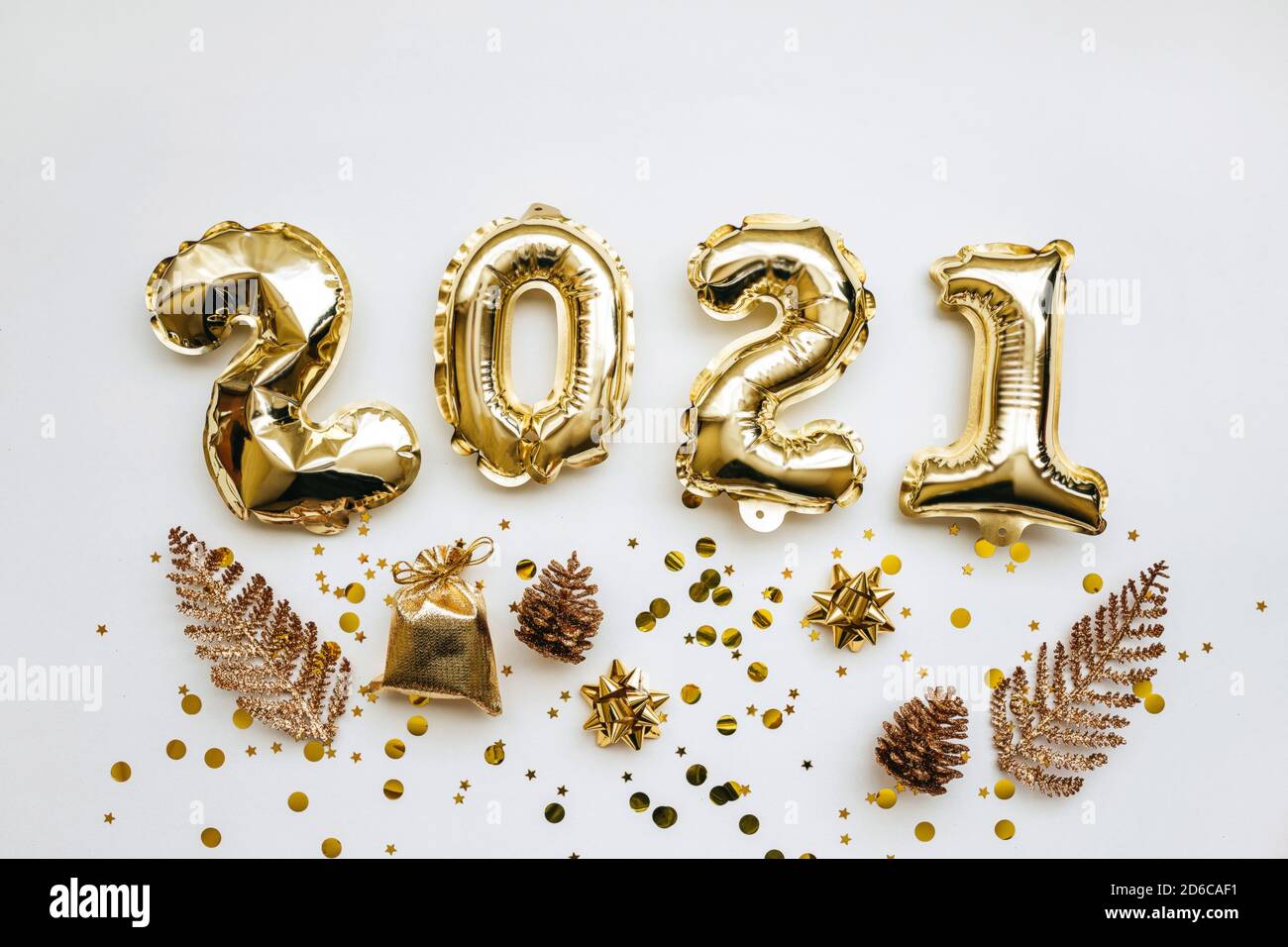 Gold Zahlen 2021 und viele verschiedene Urlaubsartikel. Weihnachten und Neujahr Hintergrund. Stockfoto