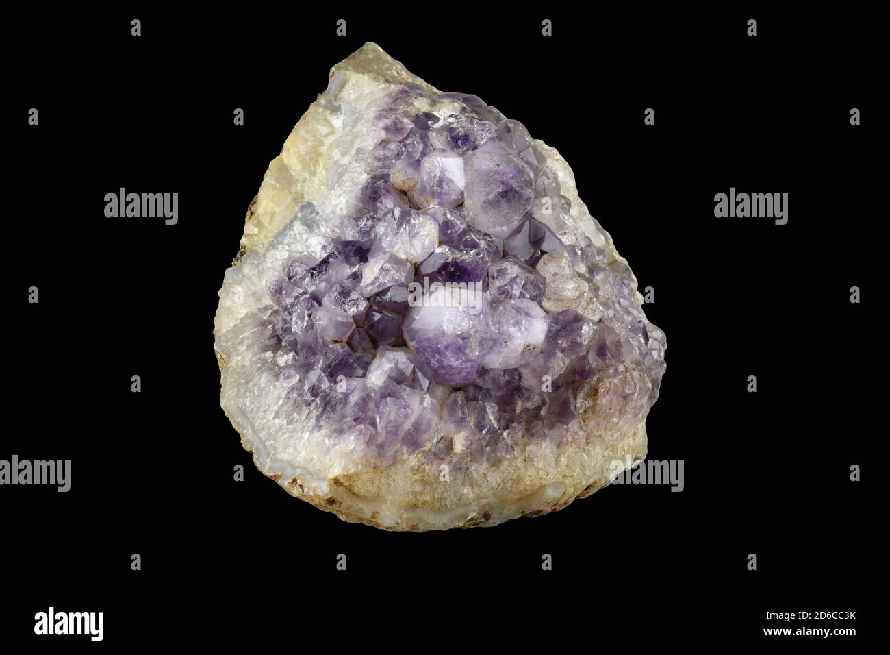 Amethyst Edelstein. Amethyst-Exemplar isoliert auf schwarzem Hintergrund Stockfoto