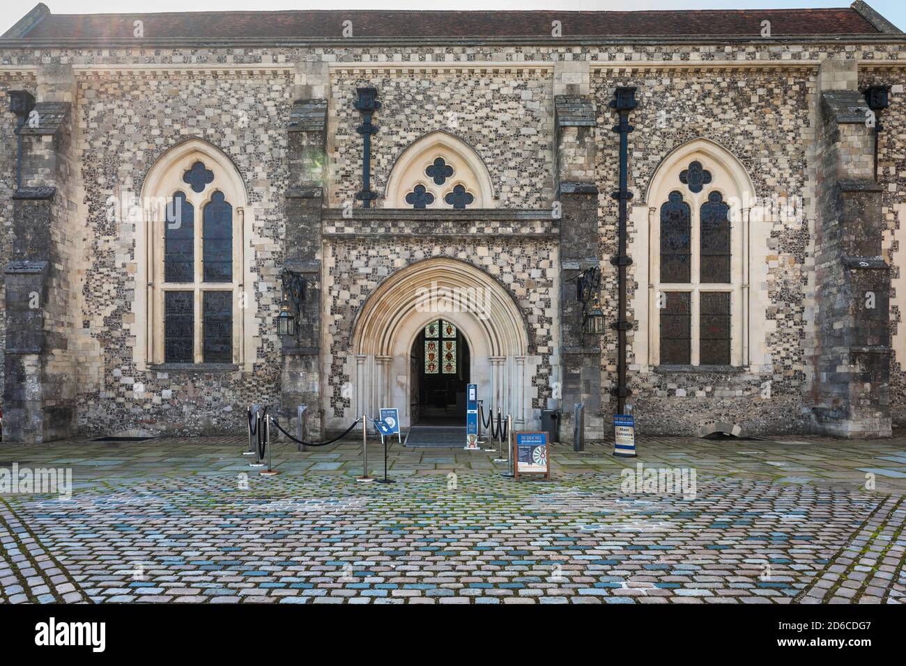 Winchester Castle, Blick auf den Eingang zur Great Hall aus dem 12. Jahrhundert - alles, was von Winchester Castle übrig ist; jetzt ein Museum, Hampshire, England, Großbritannien Stockfoto