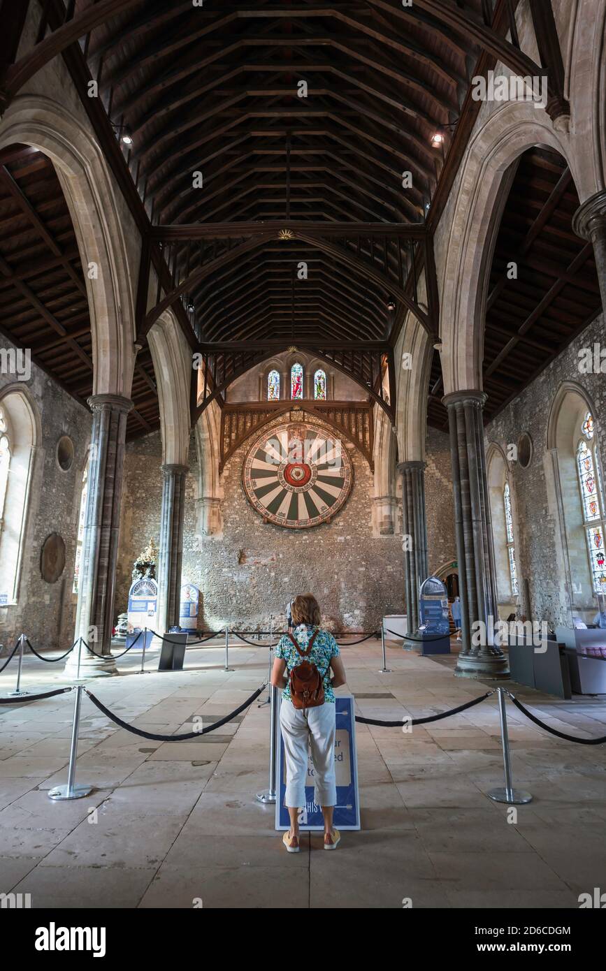 Winchester Great Hall, Ansicht des historischen runden Tisches, der mit der Legende des Artus verbunden ist, in der Great Hall in Winchester, Hampshire, England, Großbritannien Stockfoto