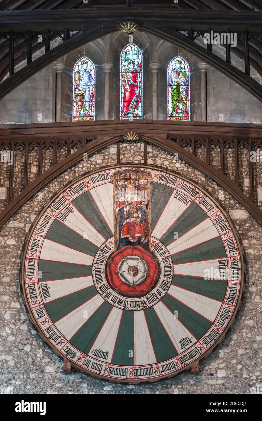 Winchester Great Hall, Ansicht des historischen runden Tisches, der mit der Legende des Artus verbunden ist, in der Great Hall in Winchester, Hampshire, England, Großbritannien Stockfoto