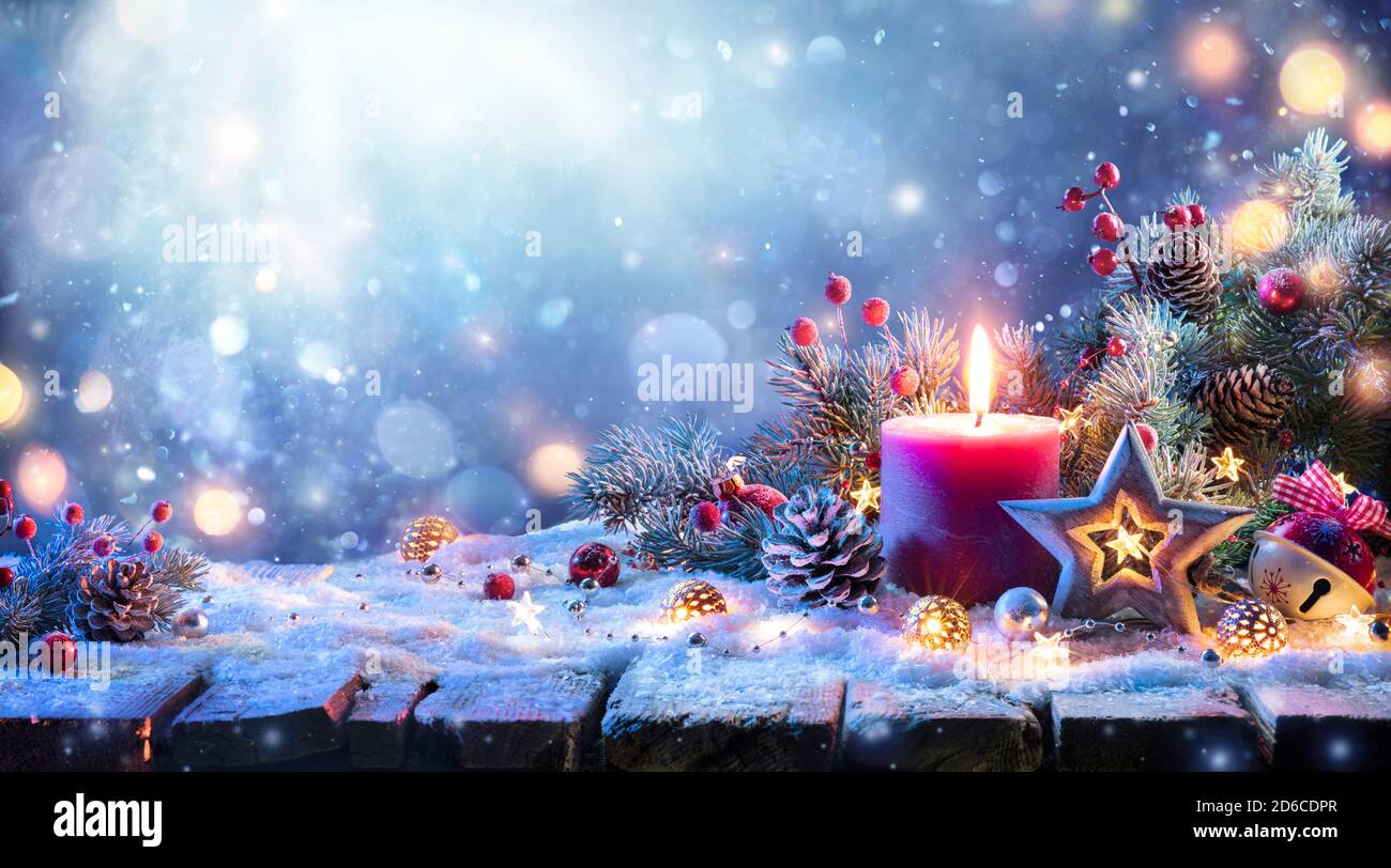 Advent - Weihnachtsdekoration Mit Ornament Und Tannenzweigen Und Defokussed Lights Stockfoto