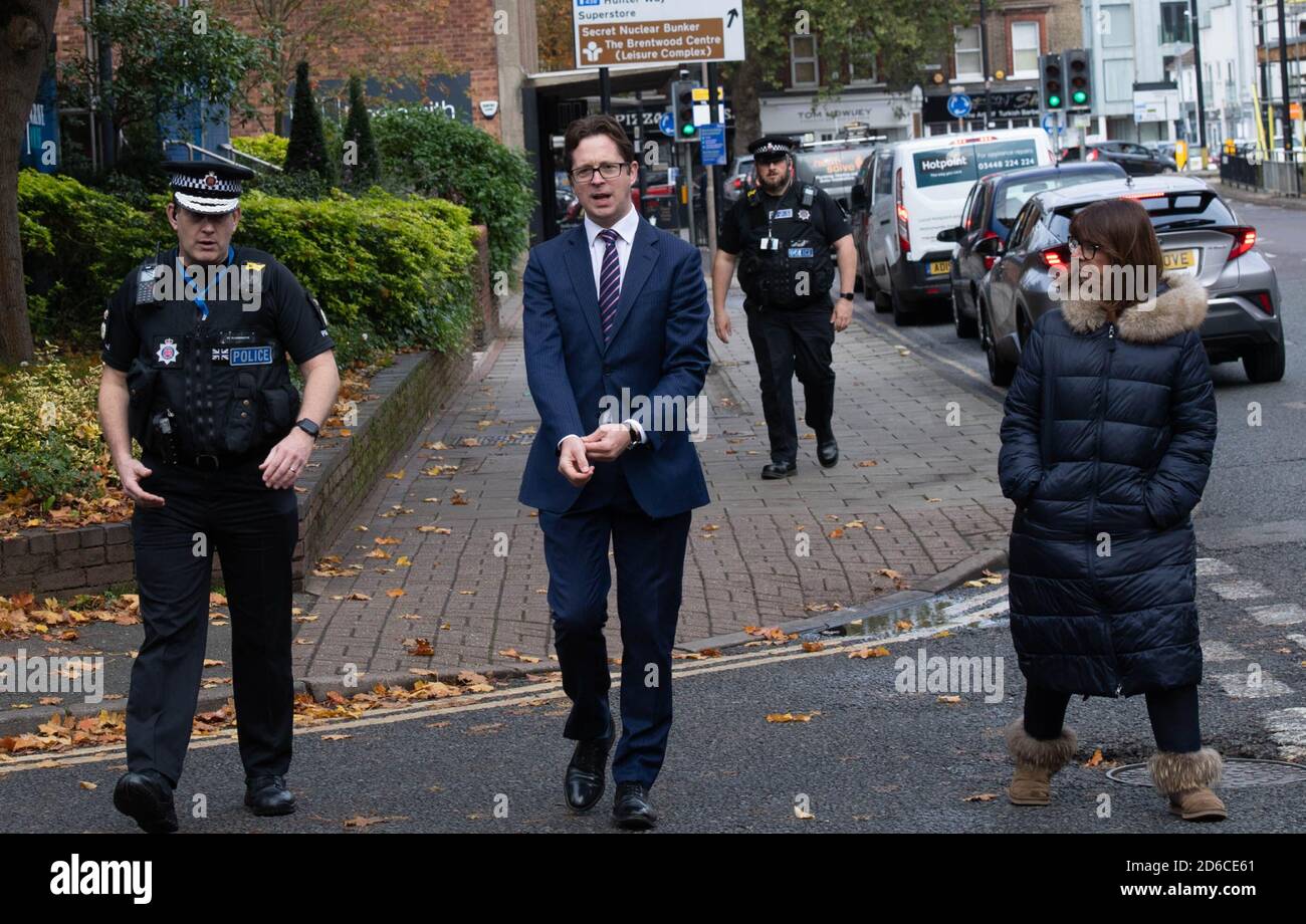 Brentwood Essex 16. Oktober 2020 Chefkonstabe von Essex Ben-Julian Harrington und Brentwood und Ongar MP Alex Burghart, Private Parlamentarische Sekretär Boris Johnson, Unternehmen Sie eine Walkabout in Brentwood High Street nach der Erteilung eines Antrags von Essex County Council, dass die Grafschaft sollte auf Stufe zwei der Sperrbeschränkungen bewegen Kredit: Ian Davidson/Alamy Live News Stockfoto