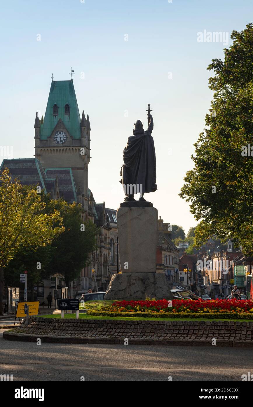 Winchester England, Rückansicht der Statue von König Alfred gegenüber der Guildhall in Winchester High Street, Hampshire, England, Großbritannien Stockfoto