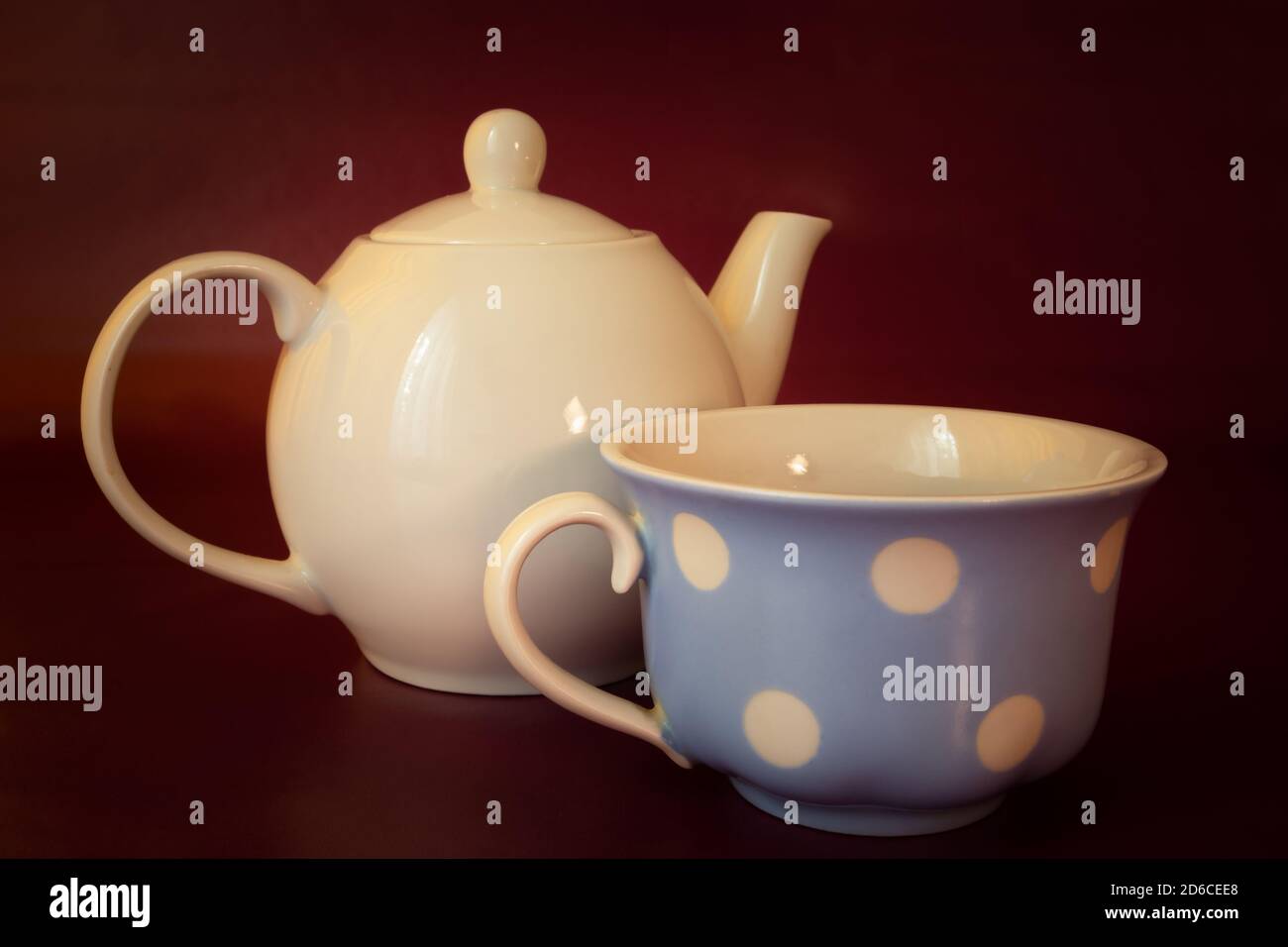 Porzellankessel mit Teetasse, kastanienbraunen Hintergrund Stockfoto