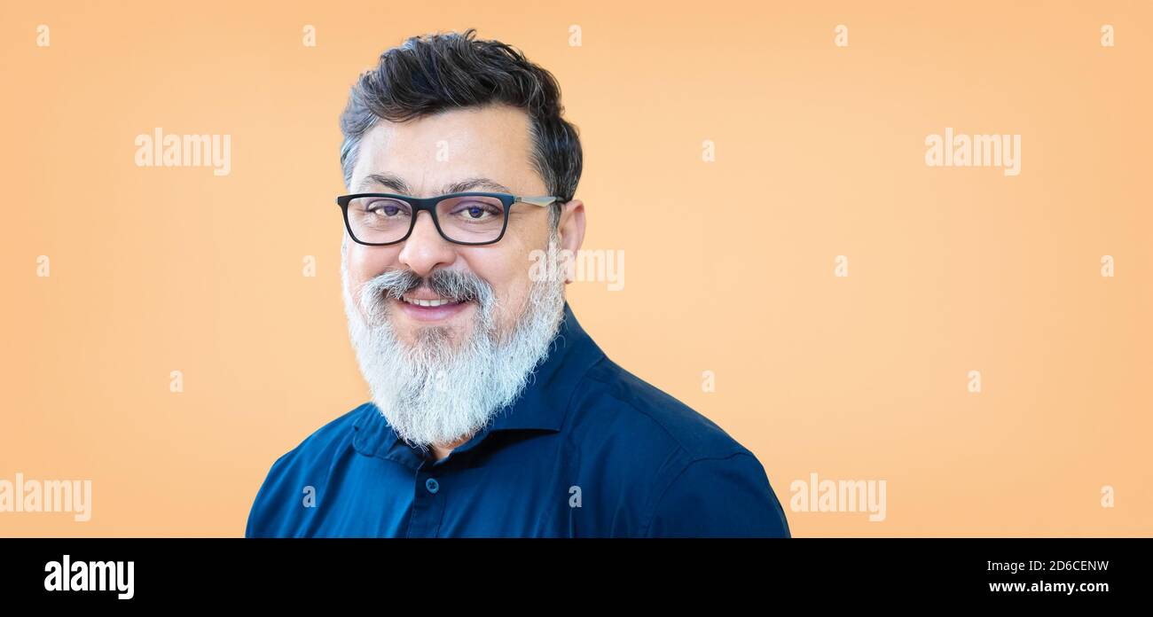 Porträt von glücklich reifen gemischt Rennen Business-Mann mit Bart Und Brille Stockfoto