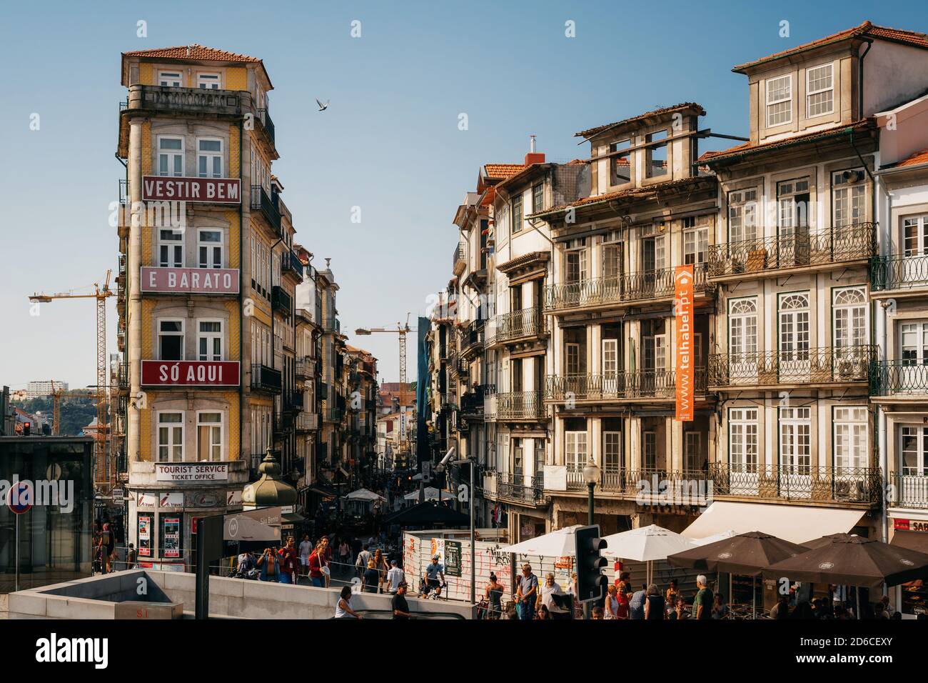 Porto, Portugal - 27. September 2018: Traditionelles portugiesisches Haus mit Fenstern und verzierten Metall-Balkongeländern. Alte Gebäudewand mit verglasten Cera Stockfoto