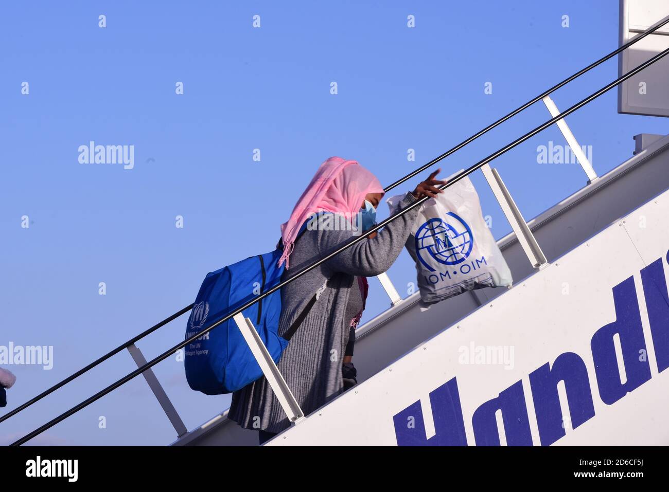 Athen, Griechenland. Oktober 2020. Abfahrt von El. Venizelos Flughafen von Athen, von 101 anerkannten Flüchtlingen nach Deutschland, als Teil der Verlagerung von 1,553 Flüchtlingen und Migranten aus dem Moria Aufnahme-und Identifikationszentrum. (Foto von Dimitrios Karvountzis/Pacific Press) Quelle: Pacific Press Media Production Corp./Alamy Live News Stockfoto