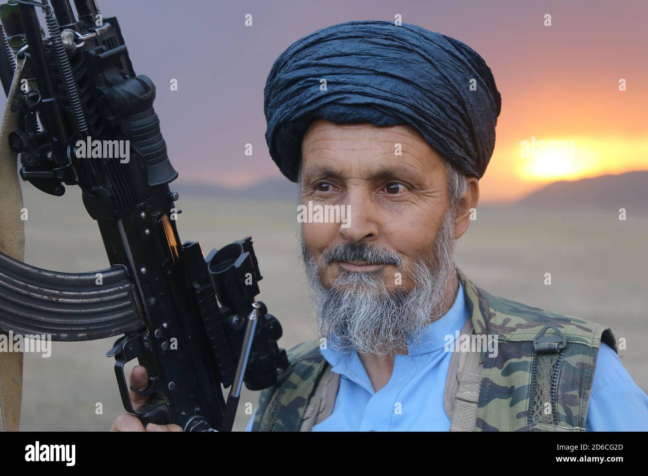 Das Bild stammt von den Taliban, die den Taliban-Kämpfer zeigen.Er hält eine Waffe. 13. Mai 2020, Mohammad Agha, Provinz Logar, Afghanistan. Stockfoto