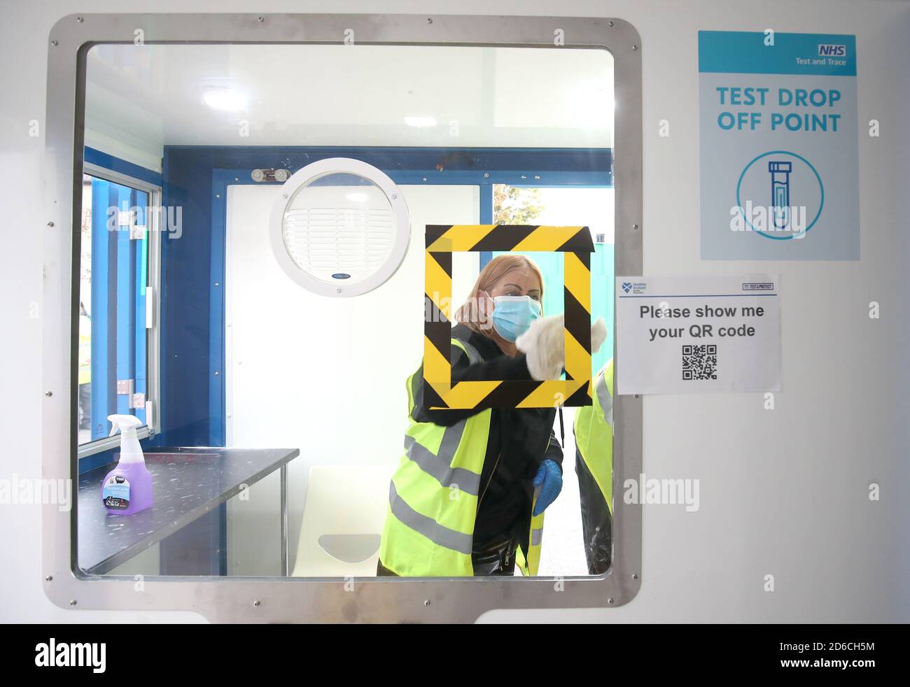Ein Mitarbeiter reinigt den Testabgabebereich im neuen begehbaren Covid-Testzentrum in Dundee. Das Testzentrum verwendet ein System von angeschlossenen Anhängern, die mit Trockeneis gereinigt werden, der erste Standort in Schottland, der diese Fähigkeit hat. Stockfoto