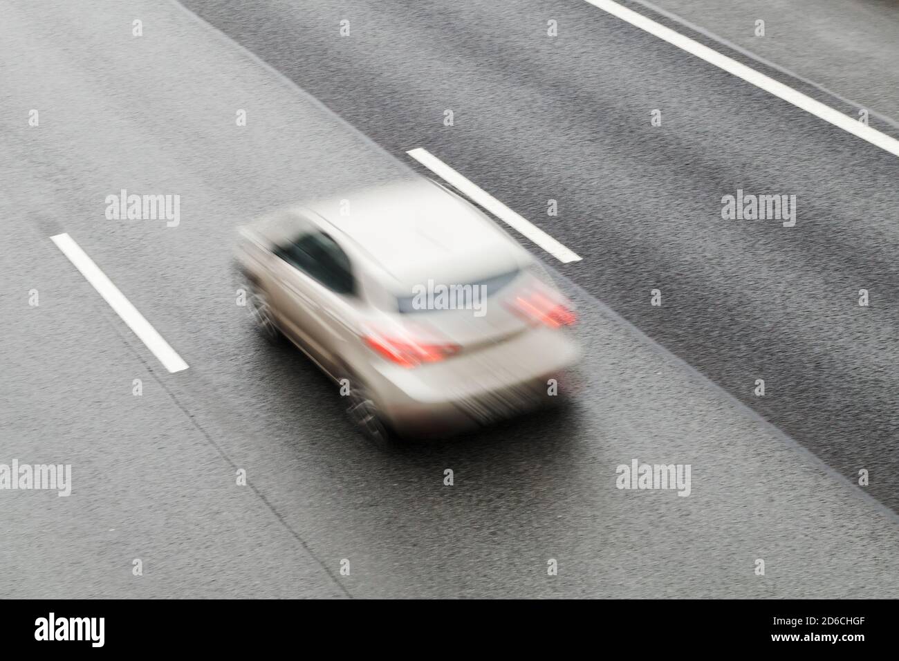 Schnell verschwommen Auto ist auf einer Autobahn, abstrakte Transport Foto Stockfoto
