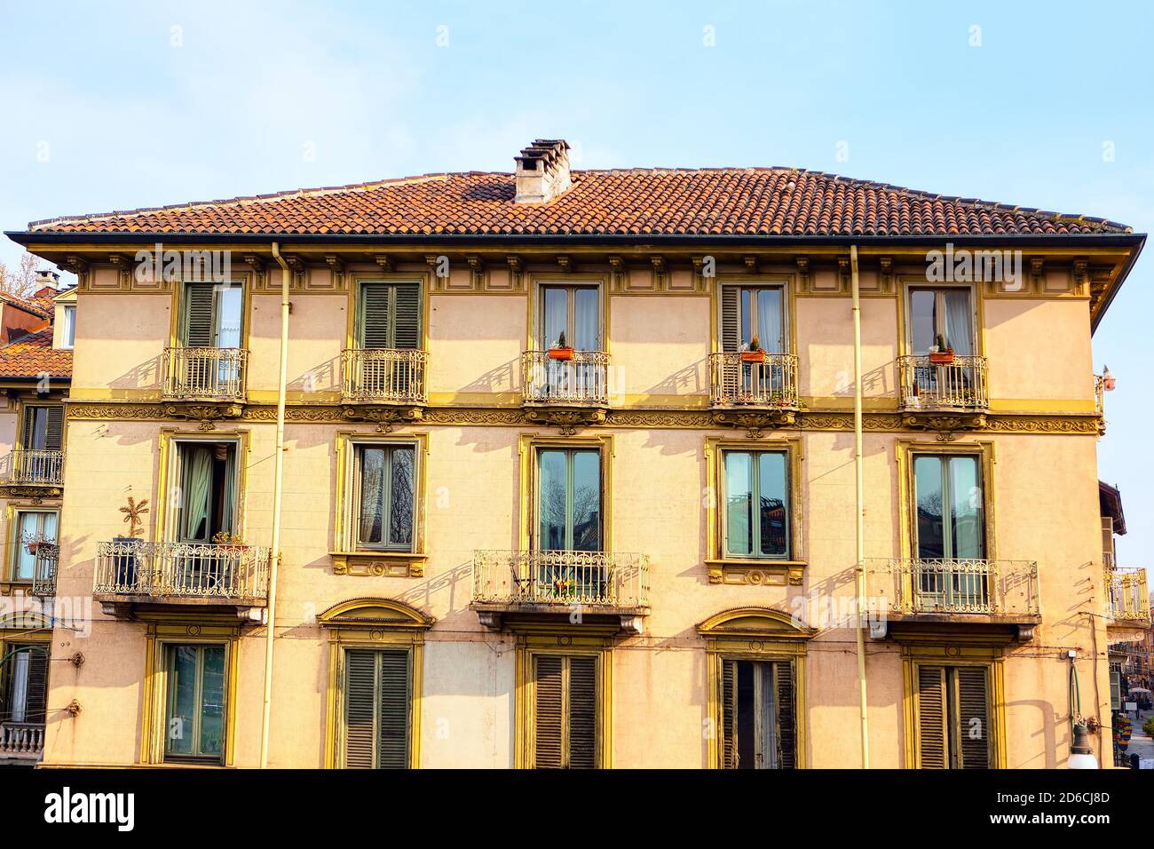 Dreistöckiges Wohnhaus in Italien Stockfoto