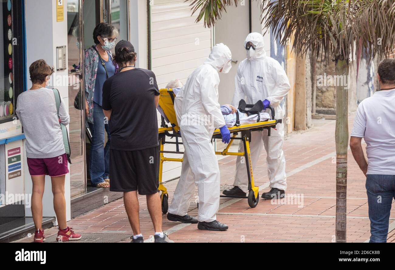 Krankenwagen-Crew in voller Covid 19, Coronavirus Schutzkleidung Abholung Patienten auf Gran Canaria, Kanarische Inseln, Spanien Stockfoto