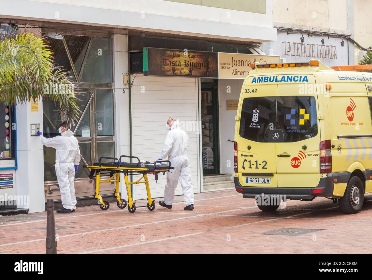 Krankenwagen-Crew in voller Covid 19, Coronavirus Schutzkleidung Abholung Patienten auf Gran Canaria, Kanarische Inseln, Spanien Stockfoto