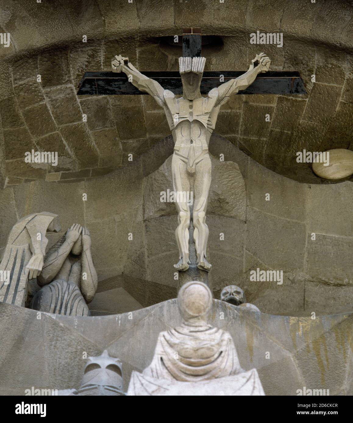 Spanien, Katalonien, Barcelona. Die Sagrada Familia (Basilika und Versöhnungskirche der Heiligen Familie). Josep Maria Subirachs (1927-2014). Spanischer Bildhauer und Maler. Statuen der Passionsfassade. Stockfoto