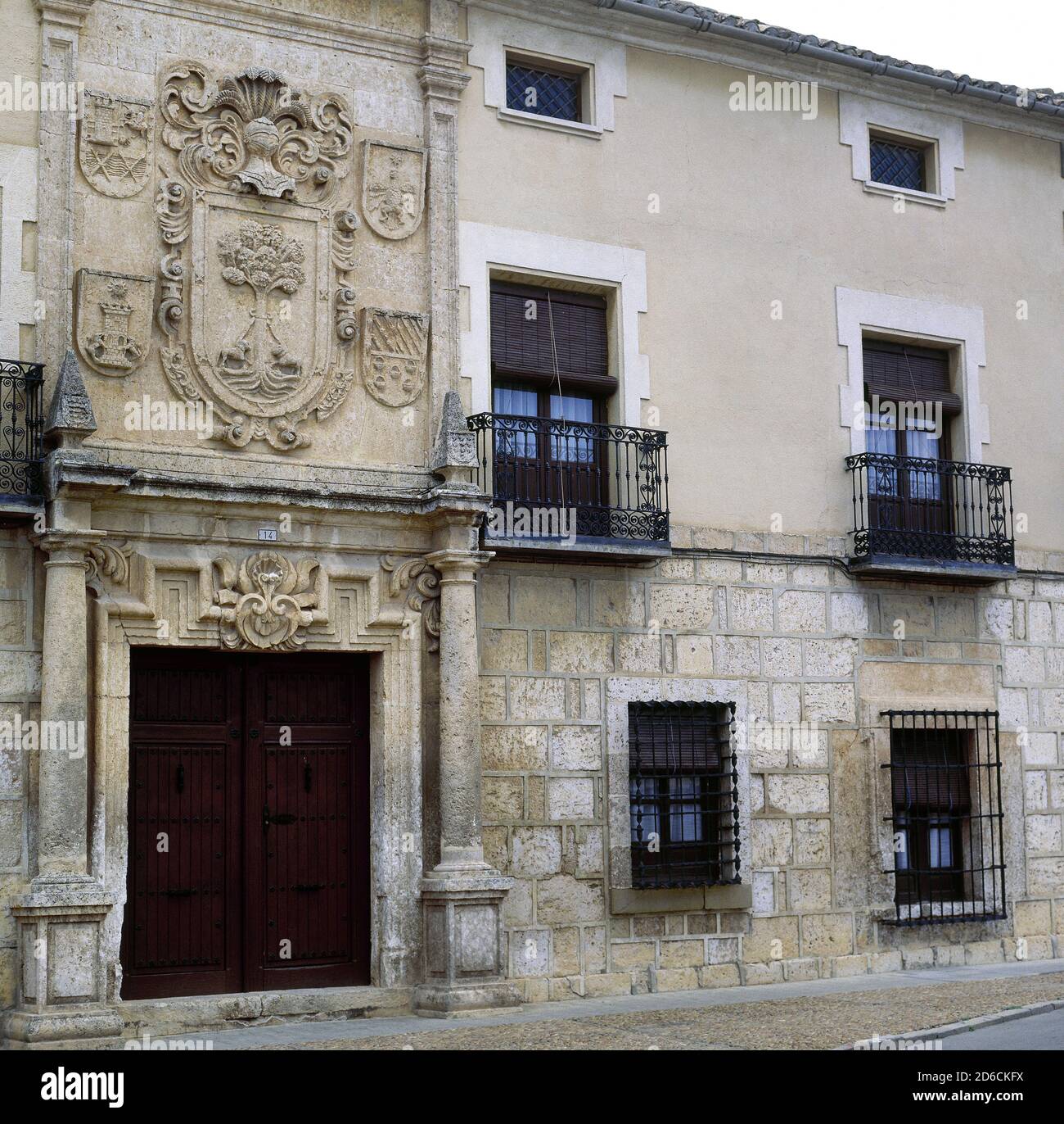 Spanien, Kastilien-La Mancha, Provinz Albacete, La Roda. Palast des Arztes von La Encina. Der Bau wurde von Don Fernando de la Encina (1650-1740), Kanon der Kathedrale von Cuenca, in Auftrag gegeben. Die Fassade hat barocke Elemente aus dem Ende des 17. Jahrhunderts. Es ist auf zwei Etagen strukturiert, das Erdgeschoss besteht aus Steinascharen, der erste Stock hat nur Ascharen an den Ecken und Balkonen. Zwei Säulen flankieren die Haupttür und tragen eine geformte Entablatur, auf der sich ein großes, edles Wappen der 'de la Encina'-Linie befindet, umgeben von vier kleineren Wappen, die die Familiennamen der Großeltern tragen Stockfoto