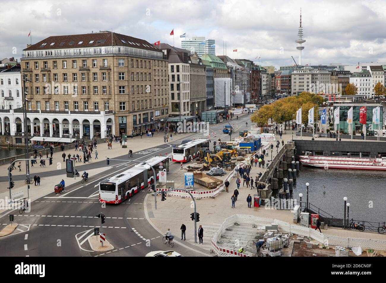 Hamburg, Deutschland. Oktober 2020. Blick auf die Baustelle am Jungfernstieg. Am Morgen trat eine Änderung der Verkehrsführung im Jungfernstieg in Kraft. Damit soll Jungfernstieg weitgehend autofrei werden. Quelle: Georg Wendt/dpa/Alamy Live News Stockfoto