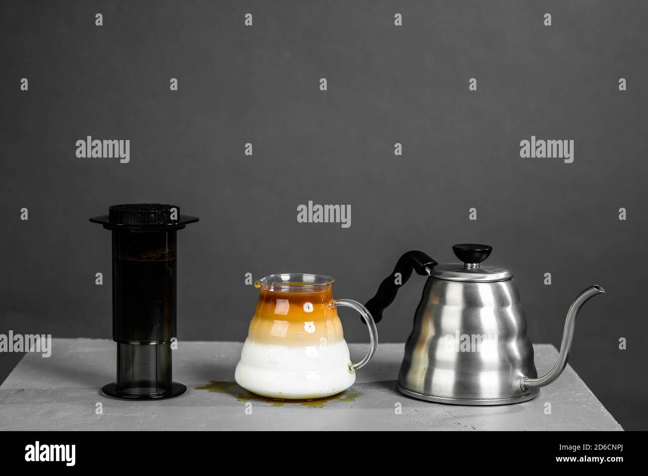 Kaffeebohnenmischmaschine und Wasserkocher aus Edelstahl mit langem Auslauf für die Zubereitung von Kaffee von Hand. Stockfoto