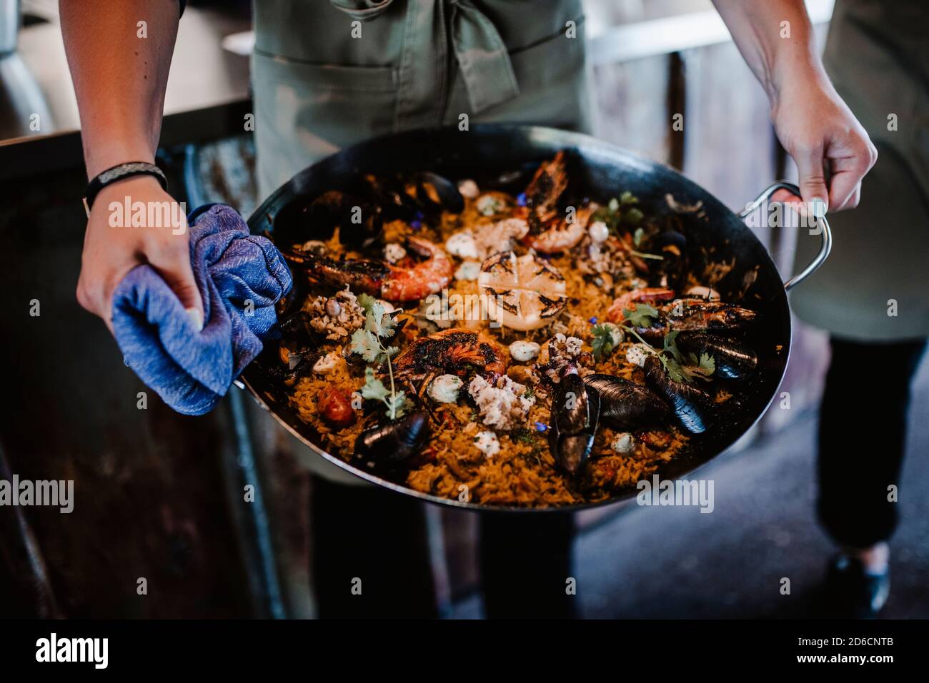 Pfanne mit Paella mit Meeresfrüchten Stockfoto