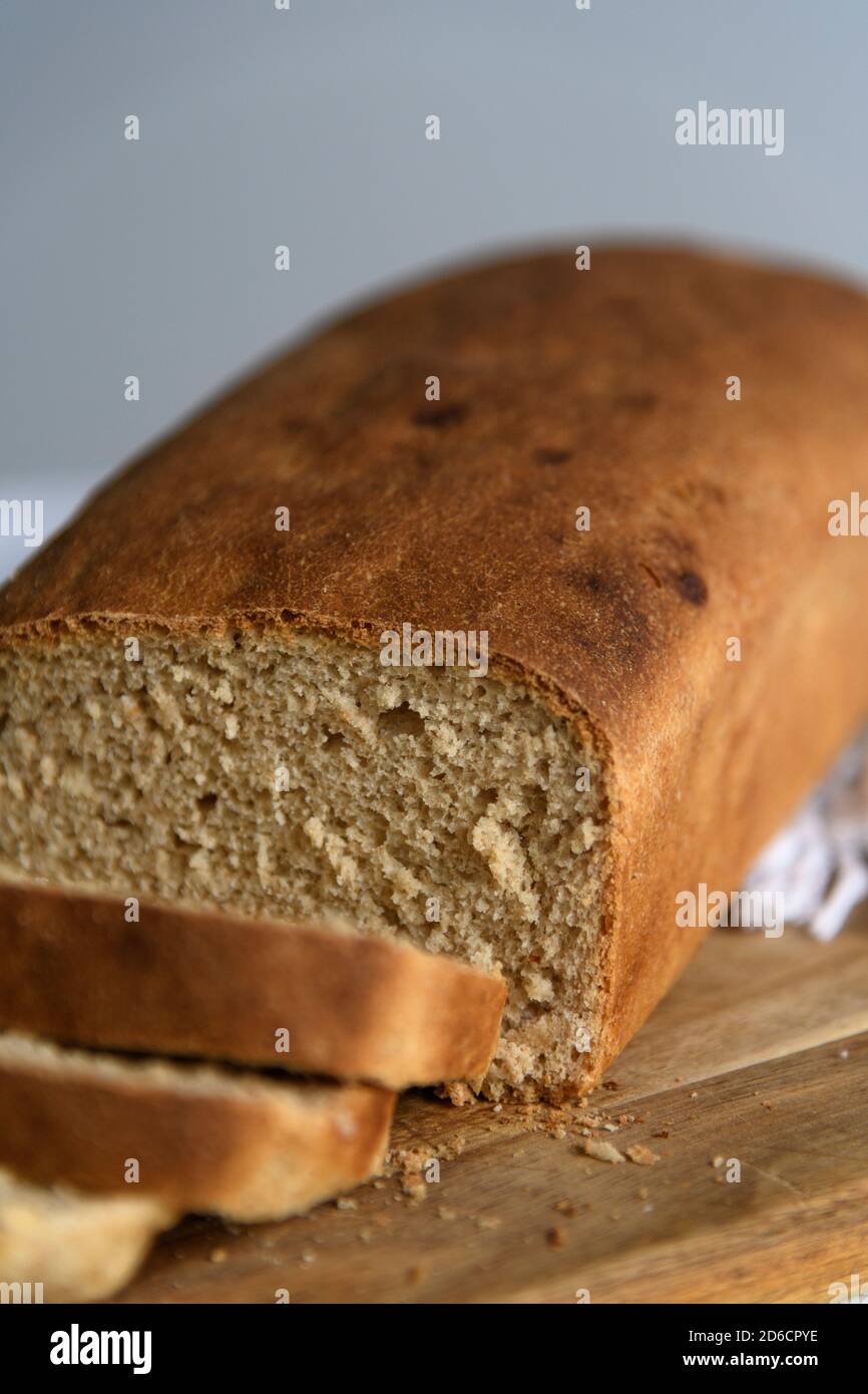 Hausgemachtes Brot in Scheiben auf einem Holzbrett Stockfoto