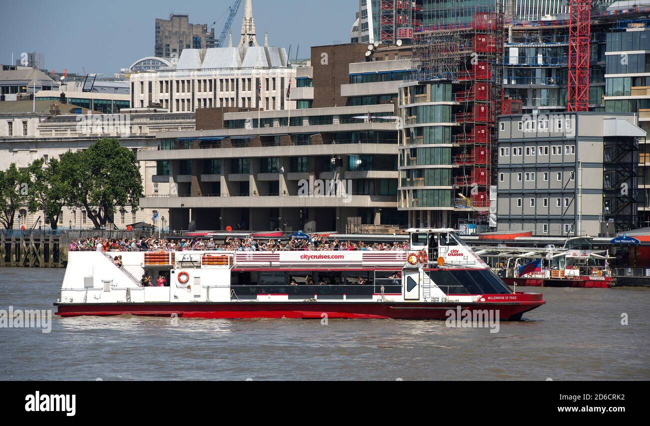 Touristenboot auf der Themse in London, England. Stockfoto
